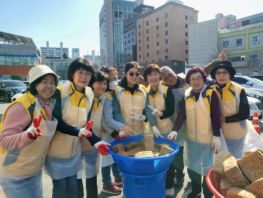 [전달보도자료]신장2동 주민자치회 「된장 만들기」 행사 성황리에 마쳐 (2).jpg